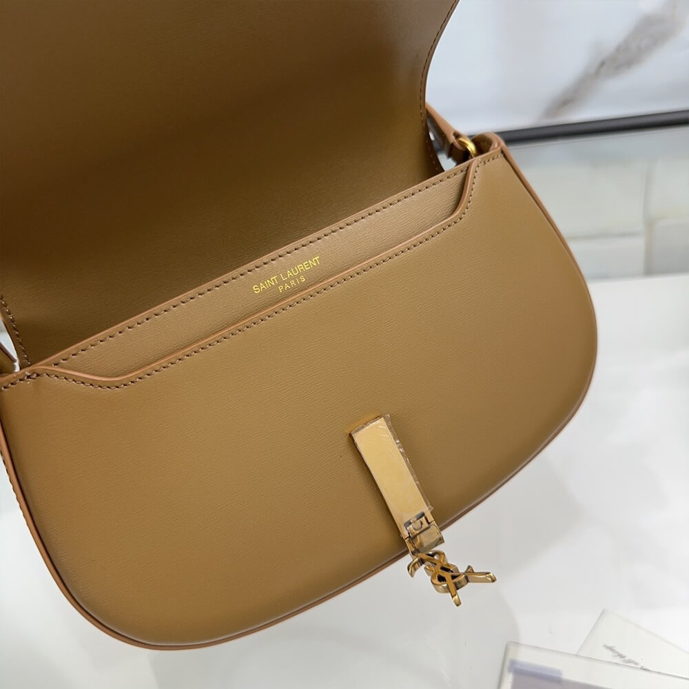 G*u*i small tote bag with hook closure